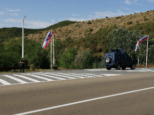 Приштина: Убијена тројица нападача на полицију, шесторица ухапшених; полиција у манастиру Бањска