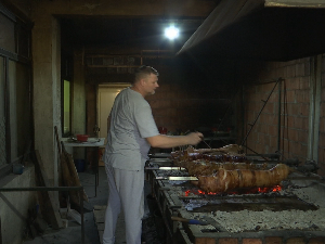 Стопања – село у којем ђаци ужинају прасетину и увек се тражи који килограм печења више
