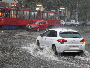 Јака киша широм Србије – у Шиду без струје више од 10.000 бројила, једанаест интервенција на отклањању последица невремена