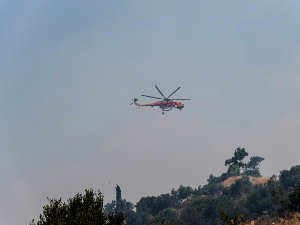 Хеликоптер пао у море код острва Евија, трага се за две особе