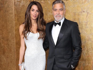 Амал Клуни – упечатљив стајлинг, достојан шетње ка олтару, на црвеном тепиху у Њујорку