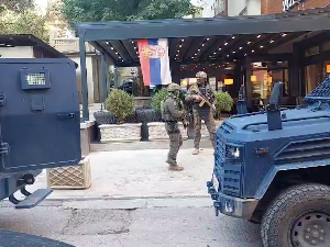 Акција косовске полиције у Косовској Митровици, Звечану и Зубином Потоку; Елек: Насилни упад и у болницу