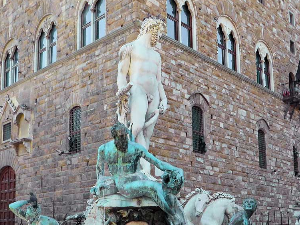 Туриста оштетио скулптуру Нептуна у Фиренци
