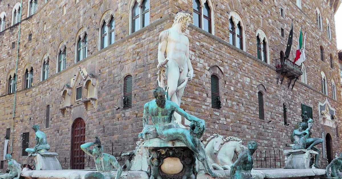 Туриста оштетио скулптуру Нептуна у Фиренци