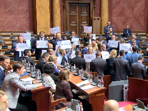 Скупштина – посланици дела опозиције блокирали седницу, захтевају одлуку о изборима 