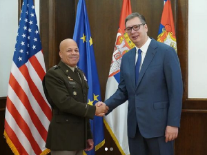 Вучић са Харисом о унапређењу билатералних односа и војне сарадње