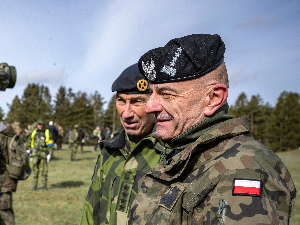 Два највиша команданта пољске војске поднела оставке због тензија са министром одбране