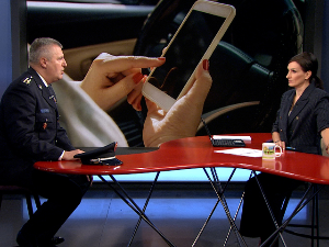 Телефони и слушалице у саобраћају опасни као алкохол – казне и за возаче и за пешаке