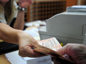 У Пошти и Комерцијалној банци у Грачаници нема динара