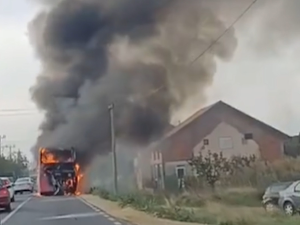 Запалио се аутобус код Старе Пазове, пожар угашен