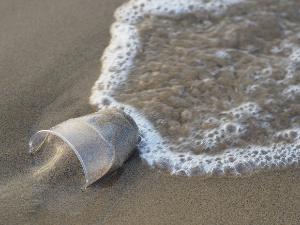  Како спасити океане од микропластике – тајна беланчевина из јаја