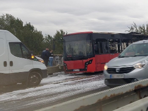 Запалио се аутобус градског превоза на Бранковом мосту