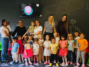 Сестре Гобовић певале српске традиционалне песме са малишанима из дијаспоре 