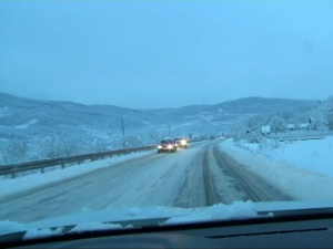 Снег и лед на путевима - навигација може да одведе у сметове, добро је имати свећу у аутомобилу