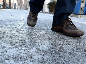 Због леда на улицама све више прелома – како да паднемо, а да се не повредимо