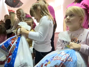 Пакетићи из централне Србије за децу Лепосавића