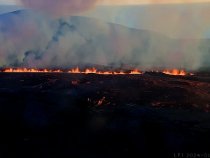 Нова ерупција вулкана на Исланду, лава стигла до кућа у граду Гриндавик