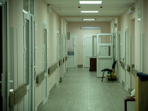 Болница у Сремској Митровици дозволила да пратилац присуствује бесплатно  током порођаја