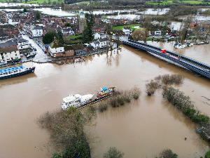 "Хенк" погодио југ Британије – насеља под водом, блокирани путеви и мостови