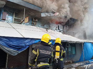 Како је изгледало гасити пожар у Кинеском тржном центру