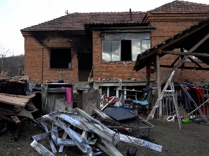 Пожар уништио тек сређен дом породице са седморо деце у селу код Зајечара, штету не могу сами да санирају