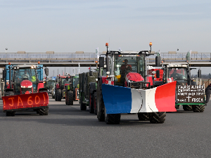 Пољопривредници блокирали Париз, Макрон о мерама у четвртак са Фон дер Лајеновом