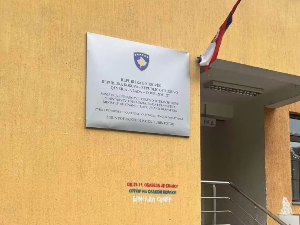 Зубин Поток, на згради Центра за социјални рад постављена табла приштинских институција