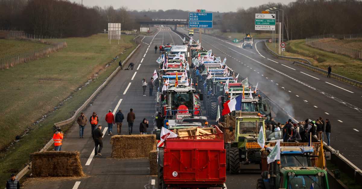Фармери се на тракторима приближавају Паризу, у Белгији блокаде широм земље