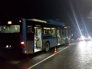 Возачу позлило у току вожње, аутобус слетео с пута - нема повређених