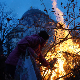 Бадње вече – паљени бадњаци испред храмова, патријарх са верницима на КиМ