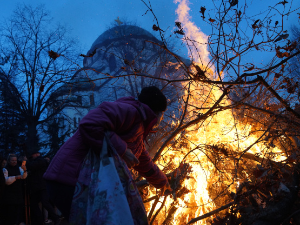 Бадње вече – паљени бадњаци испред храмова, патријарх са верницима на КиМ