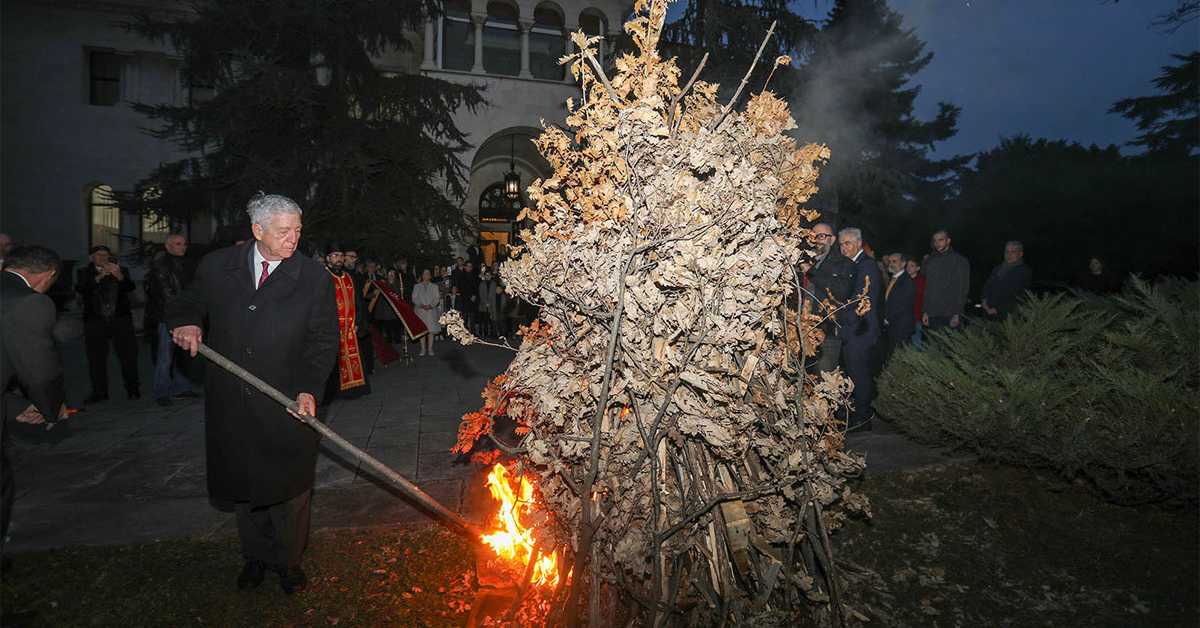 Бадње вече у Краљевском двору – поштовање старе традиције (Kancelarija NJ.K.V. Prestolonaslednika Aleksandara) Бадње вече у Краљевском двору – поштовање старе традиције