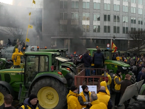 Европски фармери стигли у Брисел – блокиране улице, запаљене гуме и сено
