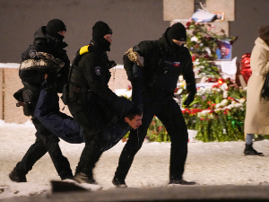 Нови протести у Русији због смрти Наваљног, више од 200 ухапшених