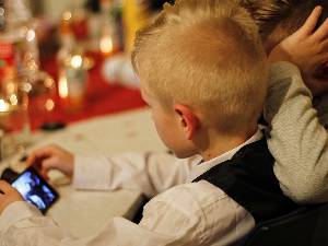 За детињство без паметних телефона – иницијатива која има све више следбеника