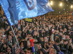 У Тирани одржан протест опозиције, демонстранти бацали каменице на полицију