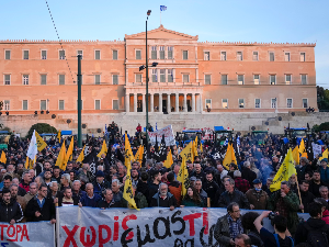 Протести фармера у Европи – у Грчкој се окупили испред парламента, блокаде на Евзонију, колоне трактора крећу се ка Мадриду