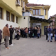 Протест здравствених радника у Грачаници због забране употребе динара