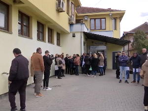 Протест здравствених радника у Грачаници због забране употребе динара