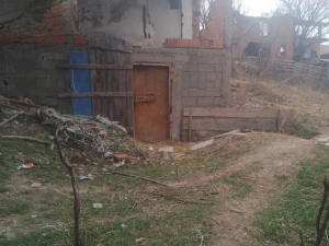 Непознате особе пуцале у дворишу српског повратника у околини Клине