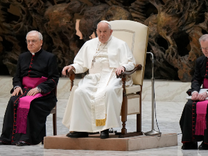 "Још сам прехлађен" – папа Фрањо прекинуо говор, па прегледан у римској болници