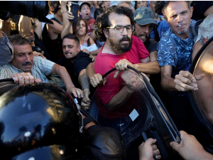 Протести у Аргентини због радикалних реформи, више повређених у сукобима са полицијом