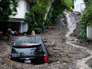 Снажна олуја у Калифорнији, без струје више од милион људи 