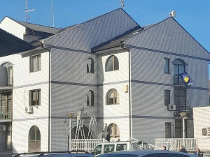 На улазу у општину Зубин Поток постављена табла приштинских институција