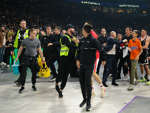 Олимпијакос објавио слику: Навијач Партизана напао тренера Барцокаса