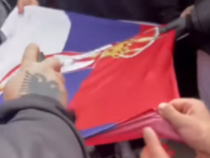 Албанци запалили српску заставу у центру Милана