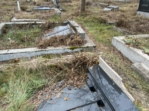 На српском гробљу у Гњилану порушени споменици и крстови