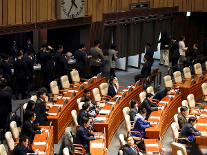 Јужнокорејски парламент опозвао председника, Јун Сук Јео обећао да се неће повући