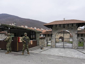 Војници Кфора вежбали одбрану Високих Дечана
