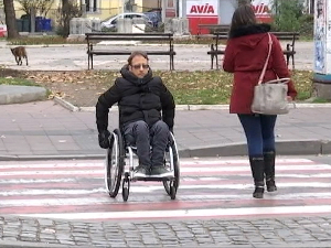 Изазови приступачности – баријере и права особа с инвалидитетом у Србији